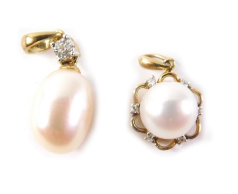 Two pearl pendants, comprising a pearl drop, with illusion set tiny diamond clasp in yellow metal, unmarked, a circular cultu