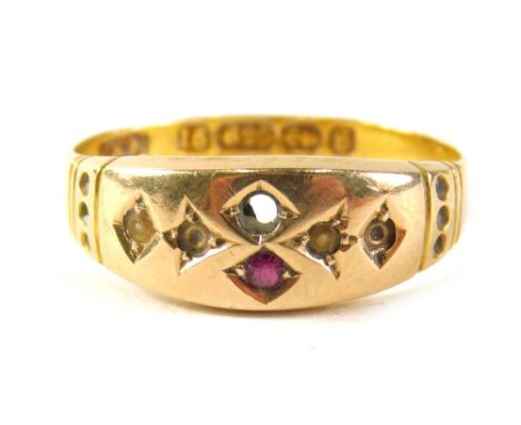 An Edwardian 15ct gold dress ring, set with garnets, lacking pearls, ring size O, 2.3g all in. (AF)