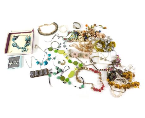 Costume jewellery, comprising paste stone set, 1960's style necklaces, mother of pearl set, necklaces, etc. (1 tray)