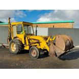 INTERNATIONAL B40 TRACTOR *C/W FRONT BUCKET AND REAR BACK ACTOR*