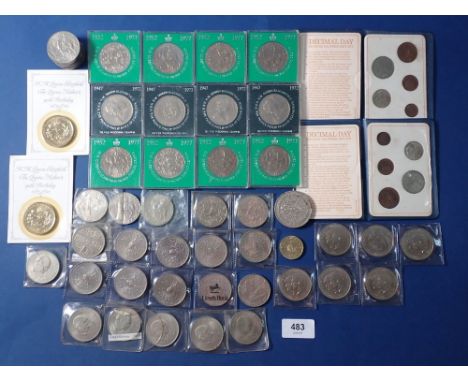 A quantity of commemoratives UK including: Churchill crowns 1965 (6 off) Coronation crown 1953, Silver Jubilee 1977 (19 off) 