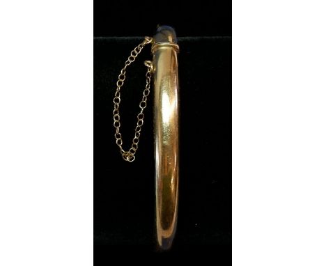 A 9 carat gold hinged bangle, 8.5g 