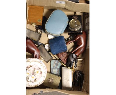 A TRAY OF ASSORTED COLLECTABLES TO INCLUDE ORIENTAL SNUFF BOX, TIN LAMP, CASED COINS ETC
