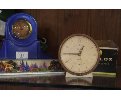 A VINTAGE CERAMIC MANTLE CLOCK TOGETHER WITH A BOXED WESTCLOX BIG BEN ALARM CLOCK (2)