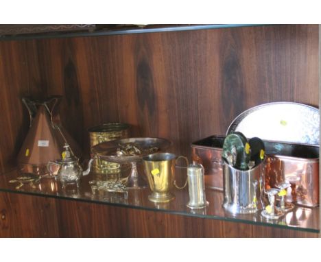 A SHELF OF COPPER AND BRASS WARE TO INCLUDE A LARGE COPPER FUNNEL