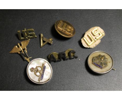 A COLLECTION OF ARMY RELATED BADGES AND BROOCHES