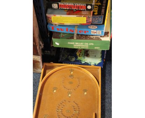 A QUANTITY OF VINTAGE BOARD GAMES TOGETHER WITH A BAGATELLE