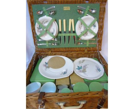 Braxton picnic hamper and contents