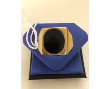 A gentleman's 9ct onyx set ring