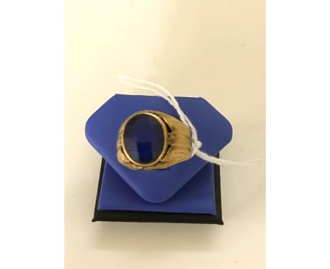 A gentleman's gold blue stone ring