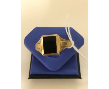 A gentleman's 9ct onyx set ring