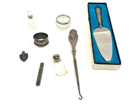 Selection of silver items includes silver handled cake slice, silver handled button hook, silver fob, silver pencil etc 