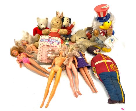 Large selection of vintage toys includes Musical suite bear, barbie and Cindy dolls etc 