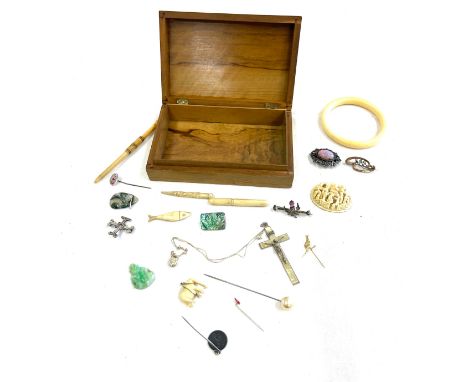 Box of antique bone, Chinese Jade jewellery in a penwork box 