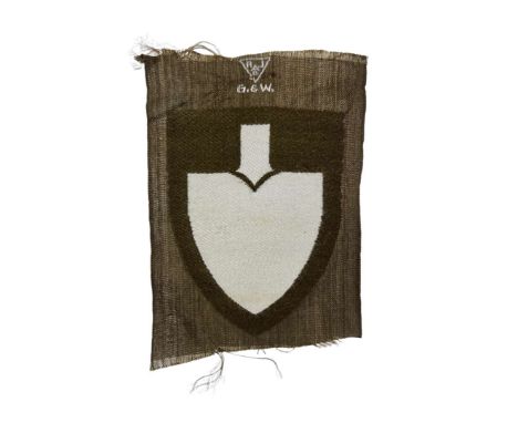 RAD shoulder patch, embroidered white shovel on a khaki background, signed at the upper edge. Field patch of RAD units.Genera