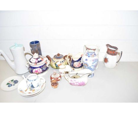 MIXED LOT: VARIOUS CERAMICS TO INCLUDE A POOLE COFFEE POT, TORQUAY WARE TEA POT, CROWN DUCAL ORANGE TREE PATTERN JUG AND OTHE