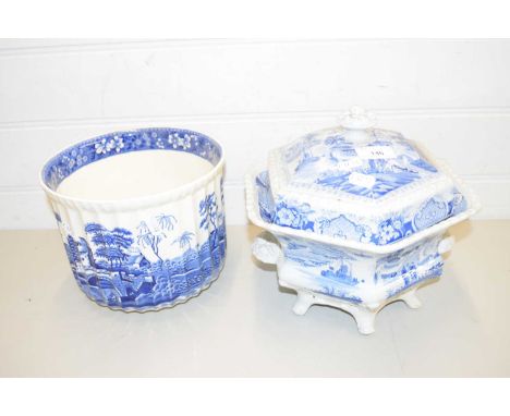 MIXED LOT COMPRISING A SPODE TOWER PATTERN JARDINIERE TOGETHER WITH A BLUE AND WHITE INDIAN TEMPLE PATTERN COVERED HEXAGONAL 