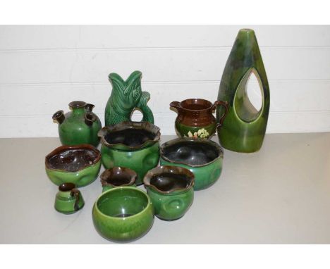 MIXED LOT: GREEN GLAZED CERAMICS TO INCLUDE TORQUAY WARE VASE, DARTMOUTH POTTERY GURGLE JUG, TABLE LAMP BASE