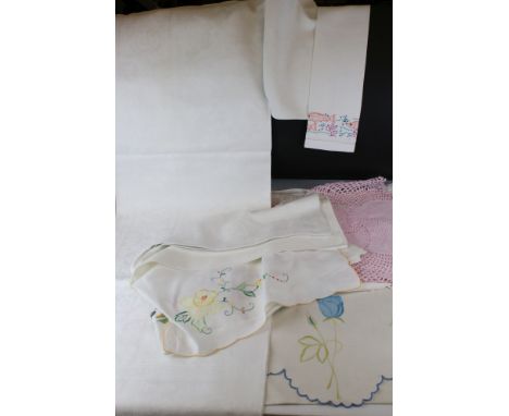 A collection of vintage linen to include napkins and table cloths. 