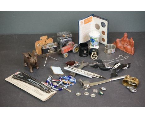 Collection of mixed collectables, to include a camera lighter etc 