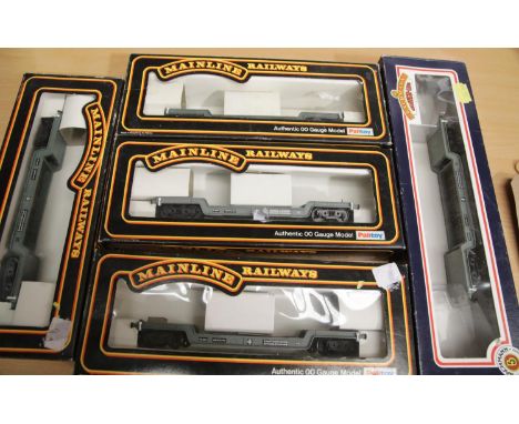 Mainline 37182 65 ton Bogie Well wagon x 4 and Bachmann 45 ton Bogie Well wagon boxed. P&amp;P Group 1 (£14+VAT for the first