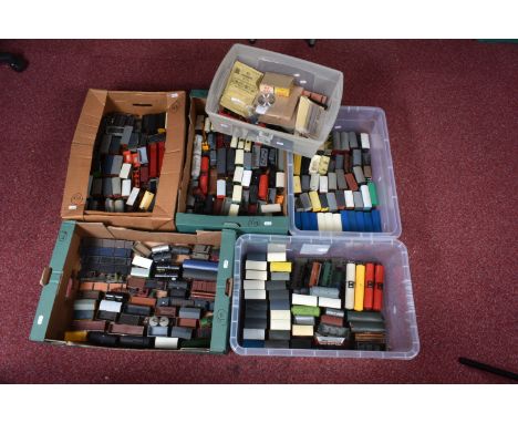 A COLLECTION OF MAINLY UNBOXED AND ASSORTED OO GAUGE FREIGHT ROLLING STOCK, various manufacturers, to include Hornby, Tri-ang