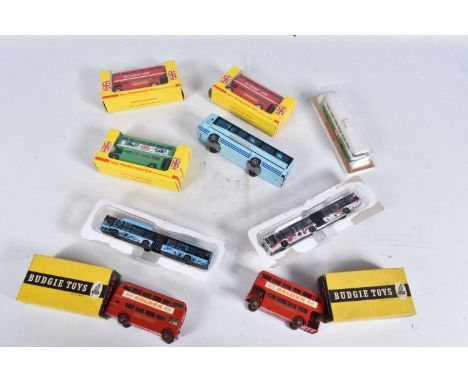 A QUANTITY OF BOXED AND UNBOXED ASSORTED BUS AND COACH MODELS, to include two boxed Budgie Toys A.E.C. Routemaster buses, goo