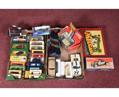 A QUANTITY OF BOXED AND UNBOXED ASSORTED DIECAST AND PLASTIC VEHICLES, to include unboxed Victory Industries plastic battery 