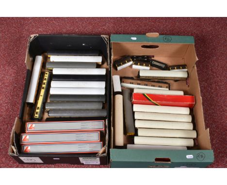 A QUANTITY OF BOXED AND UNBOXED OO/HO GAUGE COACHING STOCK, majority are unboxed but does include a small quantity of boxed L
