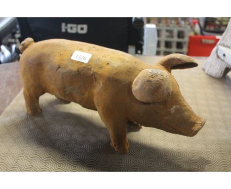 A cast iron statue of a pig (size M) (128)