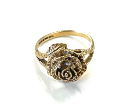 Vintage 9ct gold, flower ring, approximate weight 4.5g 