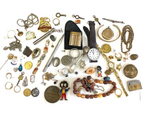 Assortment of collectable vintage items to include badges, costume jewellery, silver pencil etc 