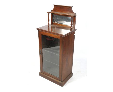 A 20th century mahogany glazed cabinet. The cornice with a single shelf supported by turned columns, over a bevelled edge mir