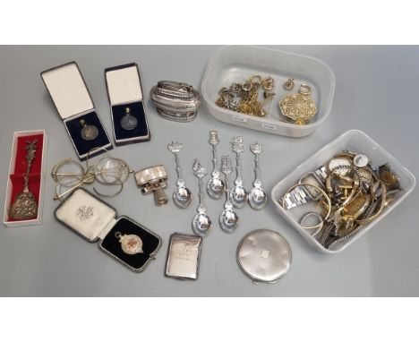 Box of oddments to include: table lighter, gents and other wristwatches, silver engine turned compact (1.87 troy oz approx.),