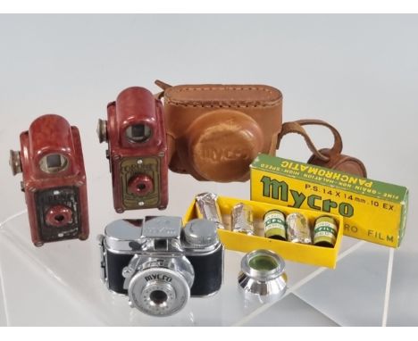 Two Coronet red Bakelite Midget Viewfinder cameras together with a Mycro III A Midget camera in leather Eveready case with sh