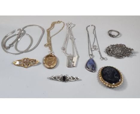 Bag of jewellery to include: 9ct gold Edwardian bar brooch (2g approx.), 9ct gold back and front engraved locket on fine link