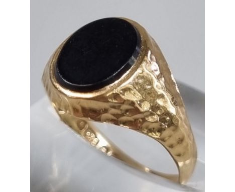 9ct gold hardstone signet ring.  2.1g approx.  Size N.  (B.P. 21% + VAT) 