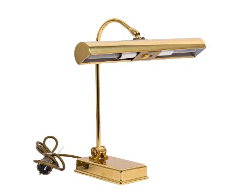 Klavierleuchte aus Messing, Schwenkbar in Höhe und Neigungswinkel, H: ca. 36 cm. Mit Alters- und Gebrauchsspuren.| Brass pian