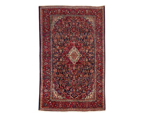 Orientteppich. PERSIEN, 20. Jh., ca. 200x130 cm. Klassische "Perserbrücke"mit langgestrecktem Zentralmedaillon mit Anhängseln
