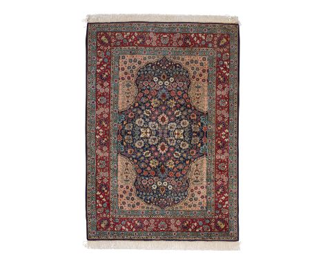 Orientteppich.PERSIEN, 20. Jh., ca. 172x122 cm. Der dunkelblaue Spiegel zeigt ein Blütenmuster. Die vier Ecken sind beigefarb