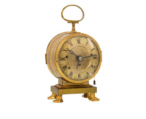 OFFIZIERSUHR IM LOUIS XVI-STIL 20.Jh., Messing, gegossen, ziseliert und vergoldet, auf Tatzenfüßen stehender Korpus im Louis 