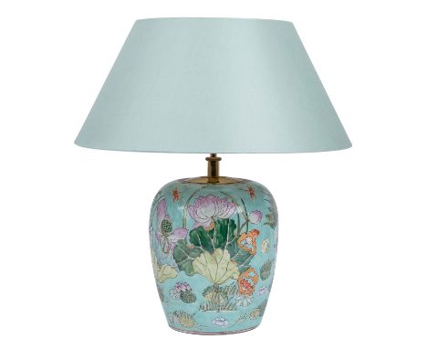 Chinesische Vase als Tischleuchte. Türkisgrüne Vase mit Lotusblütendekor, mit türkisgrünem Lampenschirm, H gesamt: 55 cm.  | 