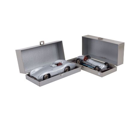 MÄRKLIN zwei Mercedes-Benz Rennwagen, bestehend aus Modell 1098, W 196, Museumsmodell von 1989, Start-nr. 18, 4 Aufkleber anb