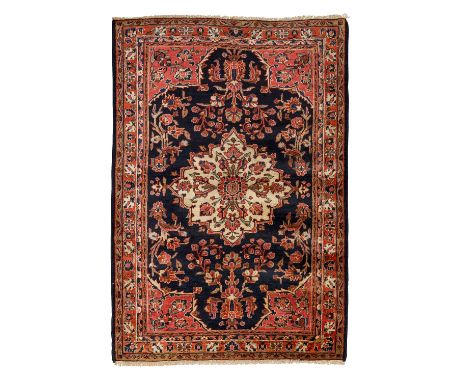 Orientteppich. SAROUGH/PERSIEN, 1. Hälfte 20. Jh., ca. 182x130 cm. Der Medaillonteppich zeigt ein großes, beigefarbenes Blüte