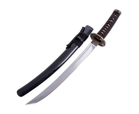 Wakizashi, JAPAN, 20. Jh. Traditionelles Kurzschwert mit Tsuba, mit Blütenreliefdekor, Paar menuki. schwarze Wicklung über sa