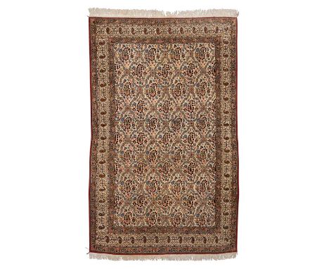Orientteppich. GHOM/PERSIEN, Mitte 20. Jh., ca. 193x104 cm. Der wollweisse Mittelfeldteppich zeigt ein florales Gittermuster.