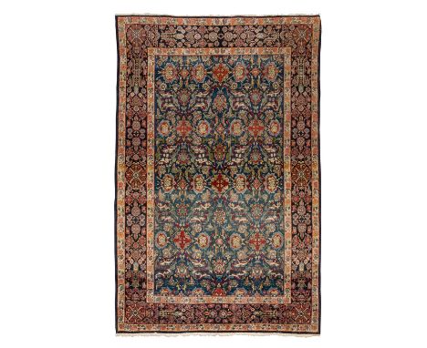Orientteppich. PERSIEN, 1900-1950, 200x130 cm. Das indigoblaue Mittelfeld zeigt ein florales Rautenmuster. Die schwarze Haupt