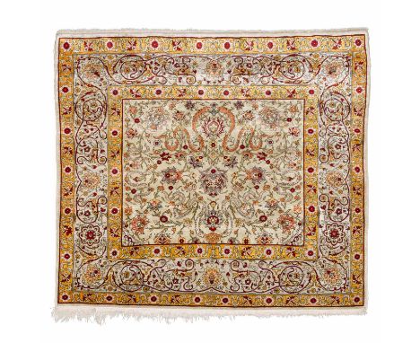 Orientteppich aus Seide. 20. Jh., 103x114 cm. Der beigefarbene Fond zeigt ein Wolkenbandmuster und Florales. Die beigefarbene