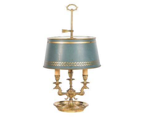 Bouillotte Lampe aus Messing, 3-flammig elektrifiziert, mit kadmiumgrünem Metallschirm, H: 55,5 cm. Gebrauchsspuren.| Bouillo