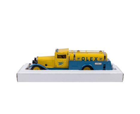 MÄRKLIN Tankwagen "BP Olex", 2008, gelb-/blau lackierte Blechausführung in limitierter Auflage, Frontbeleuchtung, Uhrwerkantr